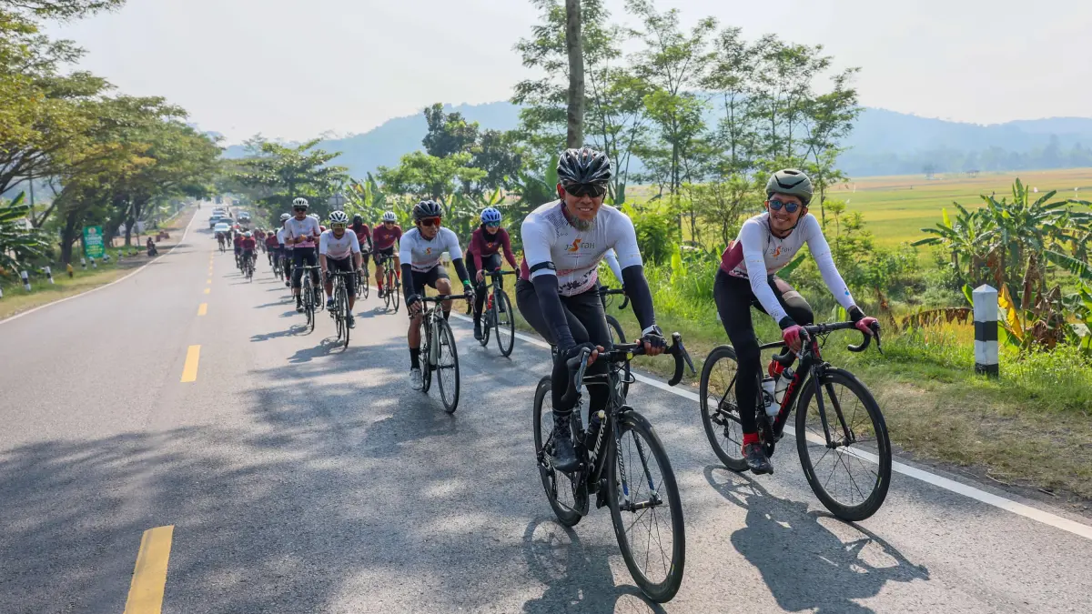 Sekda Provinsj Jawa Tengah Sumarno bersama jajaran Bank Indonesia perwakilan Jawa Tengah gowes di acara Jasirah Heritage Cycling 2026, Sabtu (20/6/2026). 