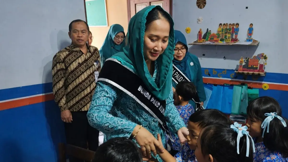 Bunda PAUD Kabupaten Magelang Dian Grengseng Pamuji menyapa anak-anak PAUD.