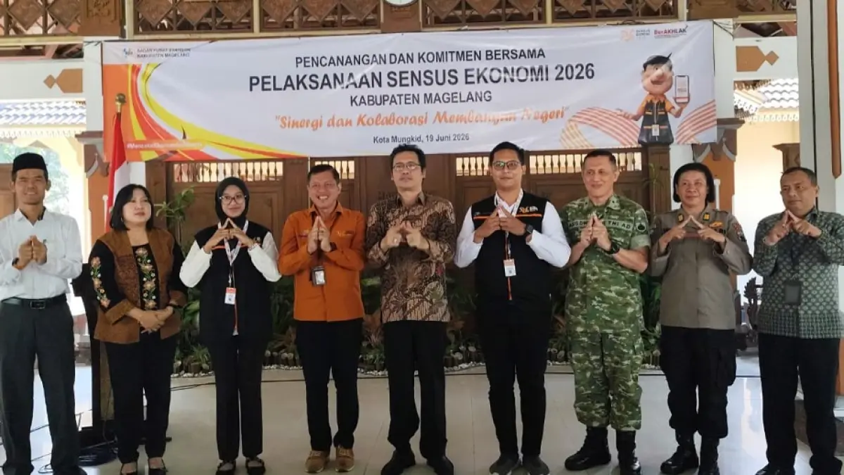 Bupati Magelang Grengseng Pamuji&nbsp; bersama Kepala BPS Kabupaten Magelang Kus Haryono dan petugas Sensus Ekonomi 2026. (ROFIK SYARIF/ JAWA POS RADAR MAGELANG)