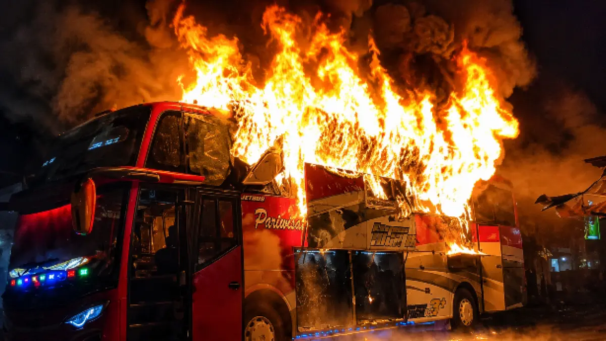 Bus pariwisata Putra Perdana terbakar ketika hendak berangkat mengangkut perziarah warga Selomerto, Wonosobo. (BPBD Wonosobo for Jawa Pos Radar Magelang)
