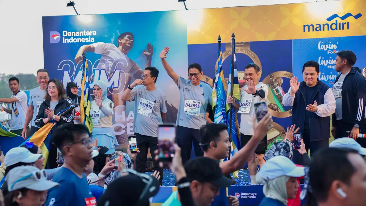 Gubernur Jateng Ahmsd Luthfi ikut lari di ajang Mandiri Jogja Marathon 2026 di kawasan Candi Prambanan, Daerah Istimewa Yogyakarta, Minggu (21/6/2026).&nbsp;