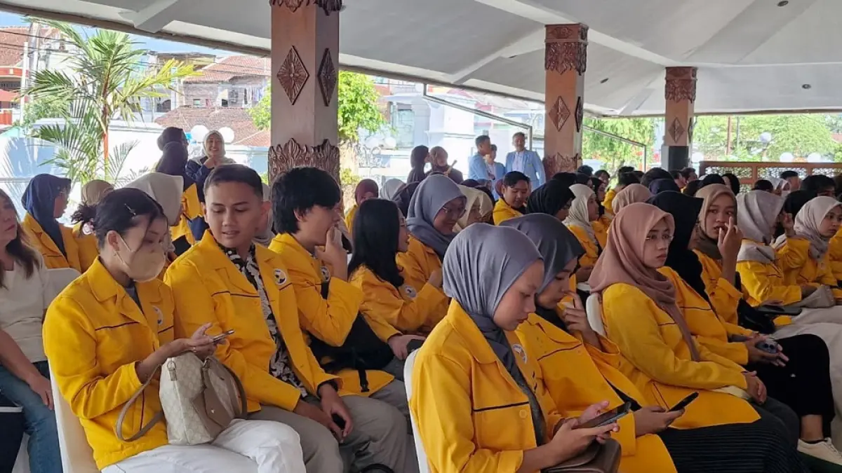 Ratusan mahasiswa menerima beasiswa pendidikan dari Pemkot Magelang, Jumat (19/6/2026). (PUPUT PUSPITASARI/JAWA POS RADAR MAGELANG)