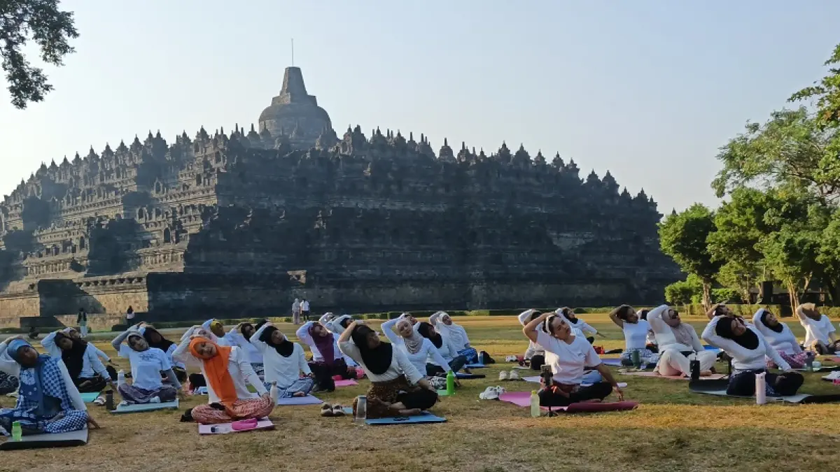 Ratusan pecinta gaya hidup sehat berkumpul untuk mengikuti sesi mindfulness yoga di Pelataran Kenari Kompleks Candi Borobudur, Kabupaten Magelang, Minggu (21/6/2026). (ROFIK SYARIF/ JAWA POS RADAR MAGELANG)