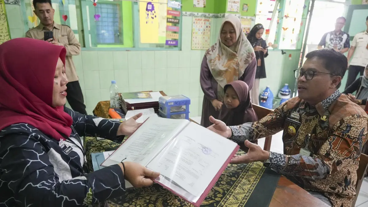 Wali Kota Magelang Damar Prasetyono menjadi sosok "ayah" bagi Zoya, siswa SD N Rejowinangun 4, saat pengambilan rapor kelas 1, Jumat (19/6/2026).
