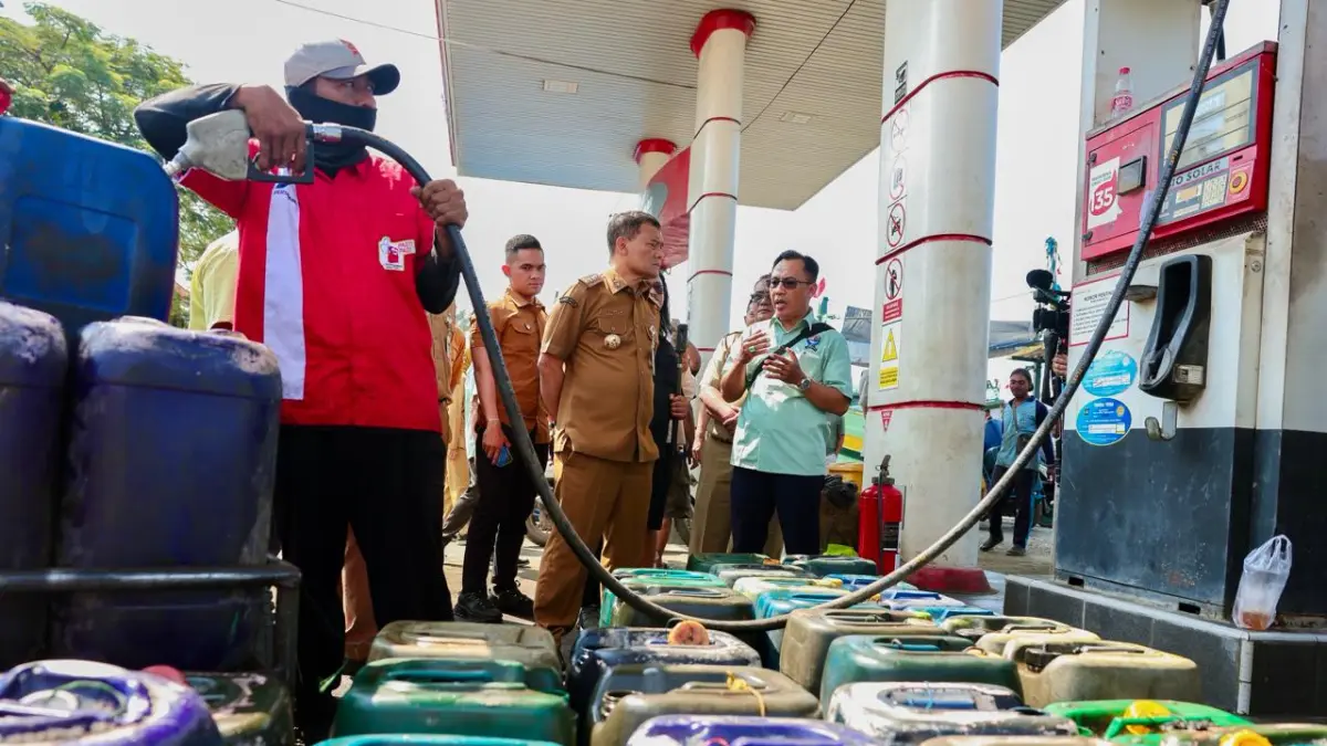 Gubernur Jawa Tengah Ahmad Luthfi saat meninjau SPBUN Pelabuhan Jongor, Kota Tegal, Senin (22/6/2026). 