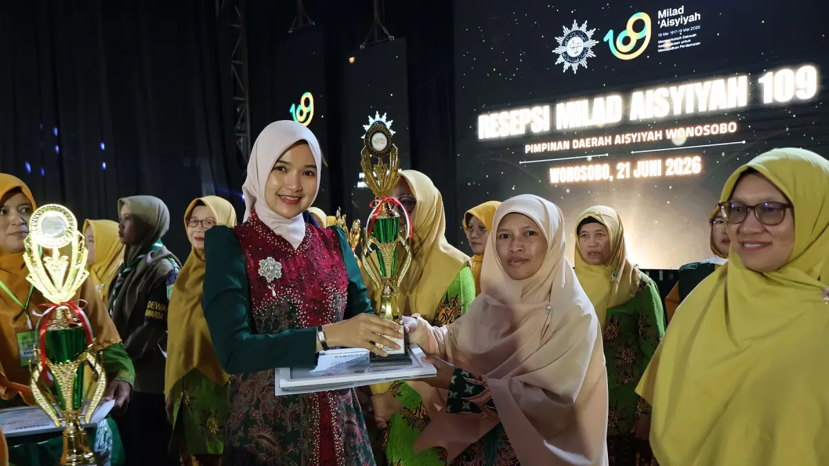 Penyerahan hadiah lomba dalam acara milad ke 109 Aisyiyah di Wonosobo, Minggu (21/6/2026). (Sigit Rahmanto/Jawa Pos Radar Magelang)