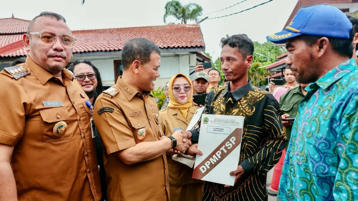 Gubernur Jawa Tengah Ahmad Luthfi saat menyerahkan secara simbolis dokumen perizinan berusaha subsektor penangkapan ikan kepada nelayan pada kegiatan Rembug Pembangunan Provinsi Jawa Tengah Tahun 2026 di Pendopo Kota Tegal, Senin (22/6/2026). (Istimewa)