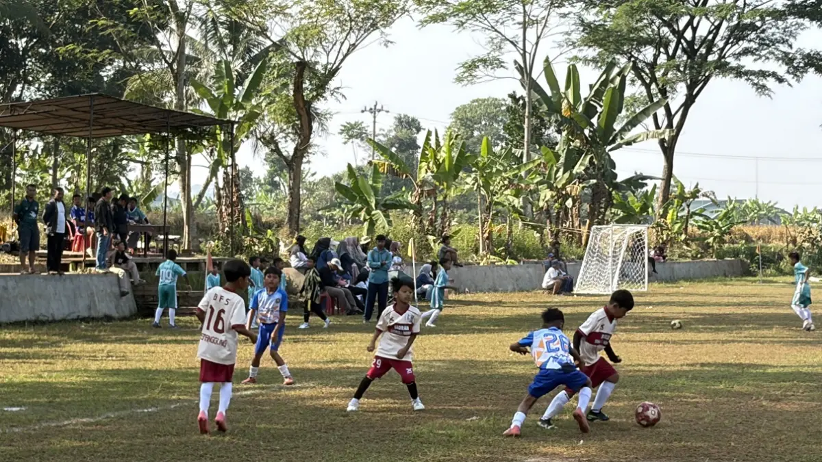 Turnamen Kades Cup Desa Badran di lapangan desa setempat pada Minggu (21/6/2026). (Devi Khofifatur Rizqi/Jawa Pos Radar Magelang).
