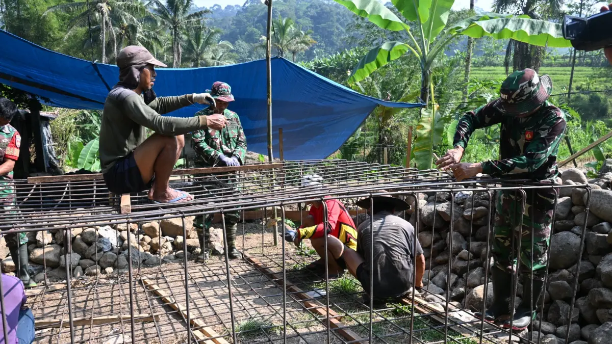 Anggota Kodim 0707 bersama warga mengerjakan Jembatan Kumejan Desa Sumberwulan, Selomerto. (Istimewa)