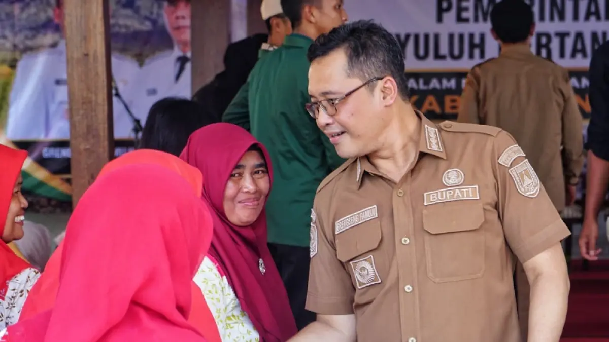 Bupati Magelang Grengseng Pamuji saat meninjau stan Peringatan Hari Krida Pertanian Kabupaten Magelang.
