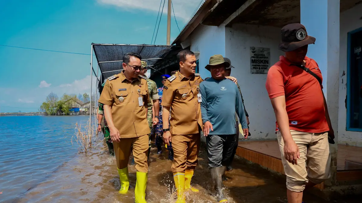 Gubernur Jawa Tengah, Ahmad Luthfi, meninjau kondisi rob di Desa Tunggulsari, Kecamatan Tayu, Kabupaten Pati, Selasa (23/6/2026). (Istimewa)