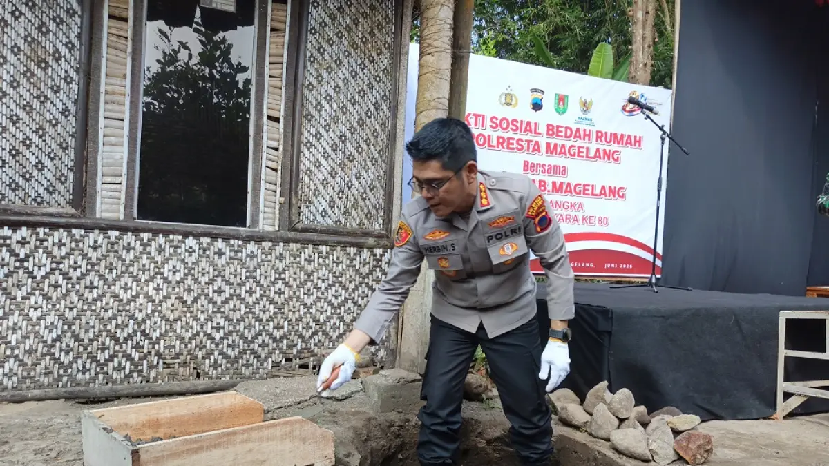 Kapolresta Magelang Kombes Pol Herbin melakukan peletakan batu pertama bedah rumah tidak layak huni di Desa Senden, Mungkid. (ROFIK SYARIF/ JAWA POS RADAR MAGELANG)