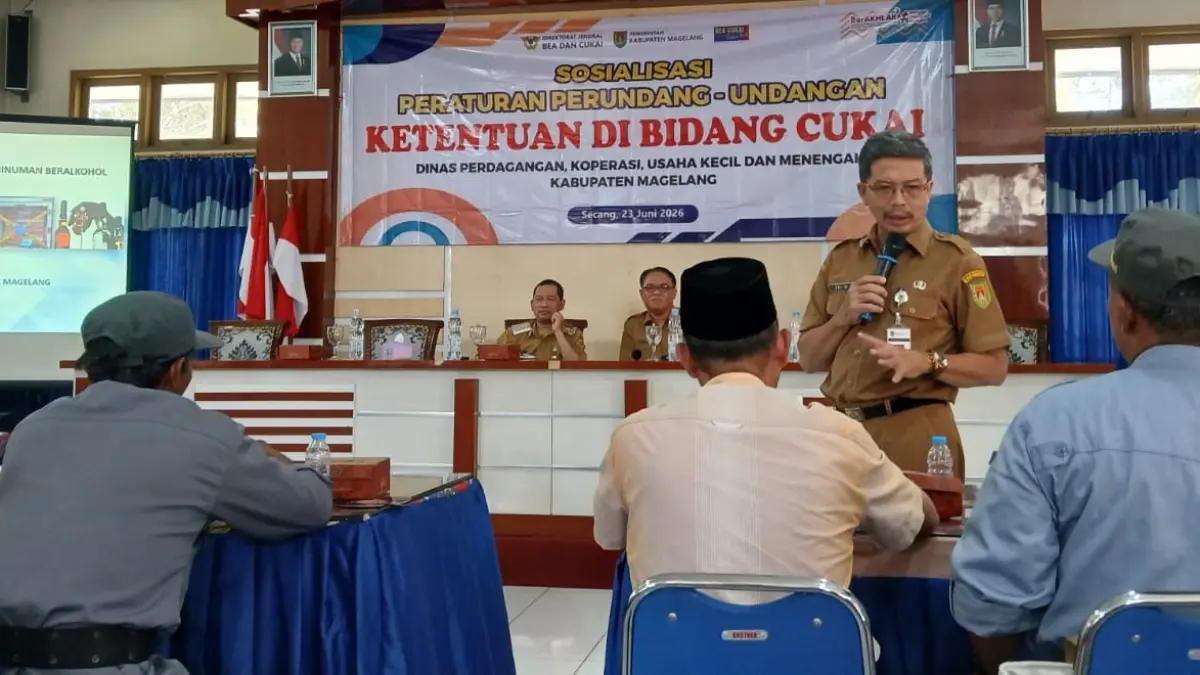 Kepala Disdagkop UKM Kabupaten Magelang Edi Wasono dalam sosialisasi peraturan perundang-undangan ketentuan bidang cukai, Selasa (23/6/2026) di aula Kecamatan Secang. (Lis Retno Wibowo/Jawa Pos Radar Magelang)