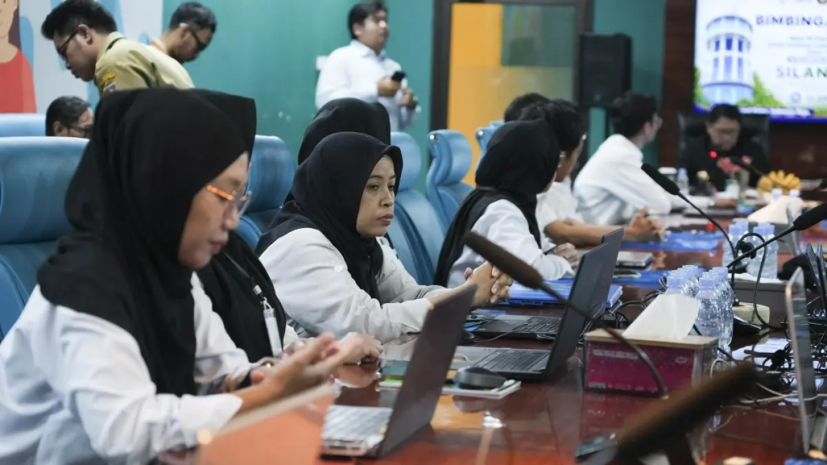 Operator Si Landak di kelurahan mencoba aplikasi Si Landak.&nbsp;