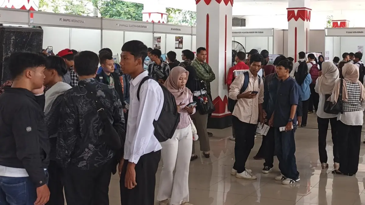 Para pencari kerja antre untuk mencari informasi lowongan pekerjaan di acara job fair yang digelar di Pendopo Lapangan drh Soepardi, Sawitan, Kecamatan Mungkid. (ROFIK SYARIF/ JAWA POS RADAR MAGELANG)