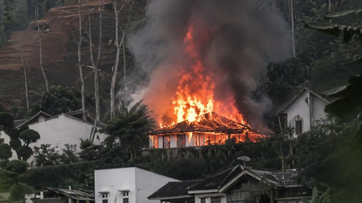 Rumah Darmito warga Pasuruan Watumalang terbakar, Selasa (23/6). Tak ada korban jiwa dalam peristiwa itu. (Humas BPBD Wonosobo for Jawa Pos Radar Magelang).