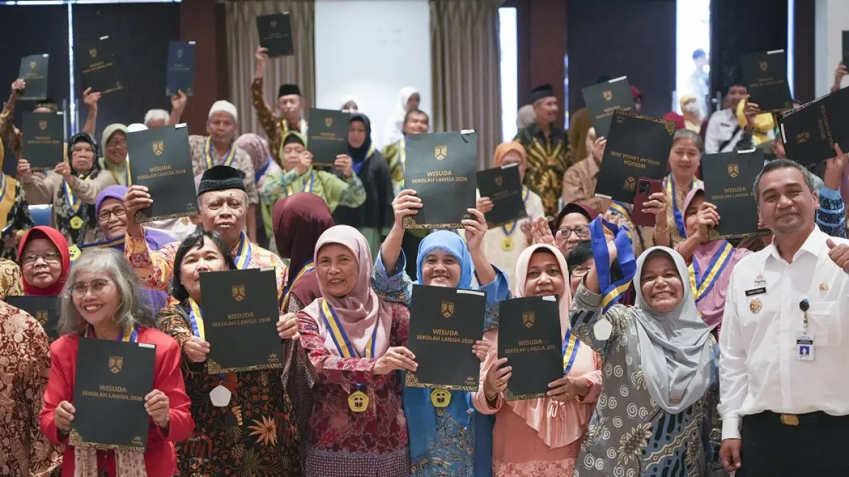 Sebanyak 261 warga lanjut usia (lansia) mengikuti prosesi wisuda Sekolah Lansia di Gedung Wanita Kota Magelang.