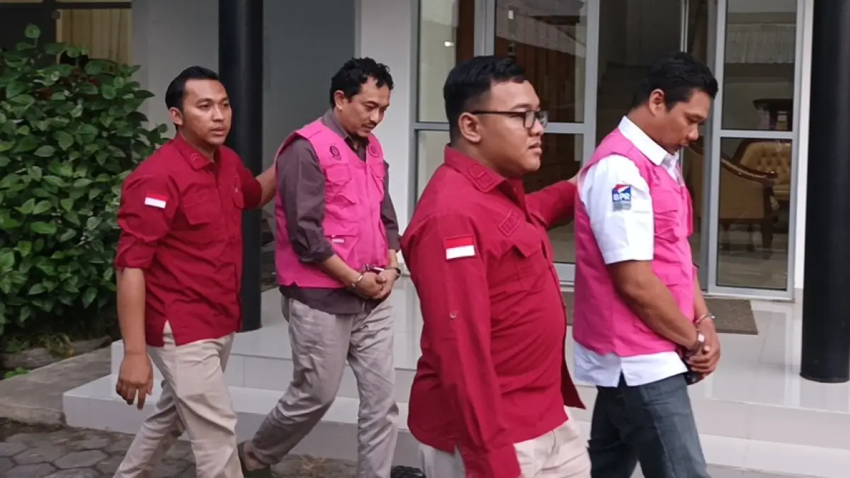 Tersangka S, 45, warga Semarang yang menjabat sebagai Kepala Bagian (Kabag) Marketing BPR Bank Magelang, serta HI, 47, pihak swasta asal Jogjakarta saat digelandang petugas Kejari Kota Magelang untuk ditahan di lapas, Rabu (24/6/2026). (ROFIK SYARIF GP/JAWA POS RADAR MAGELANG).