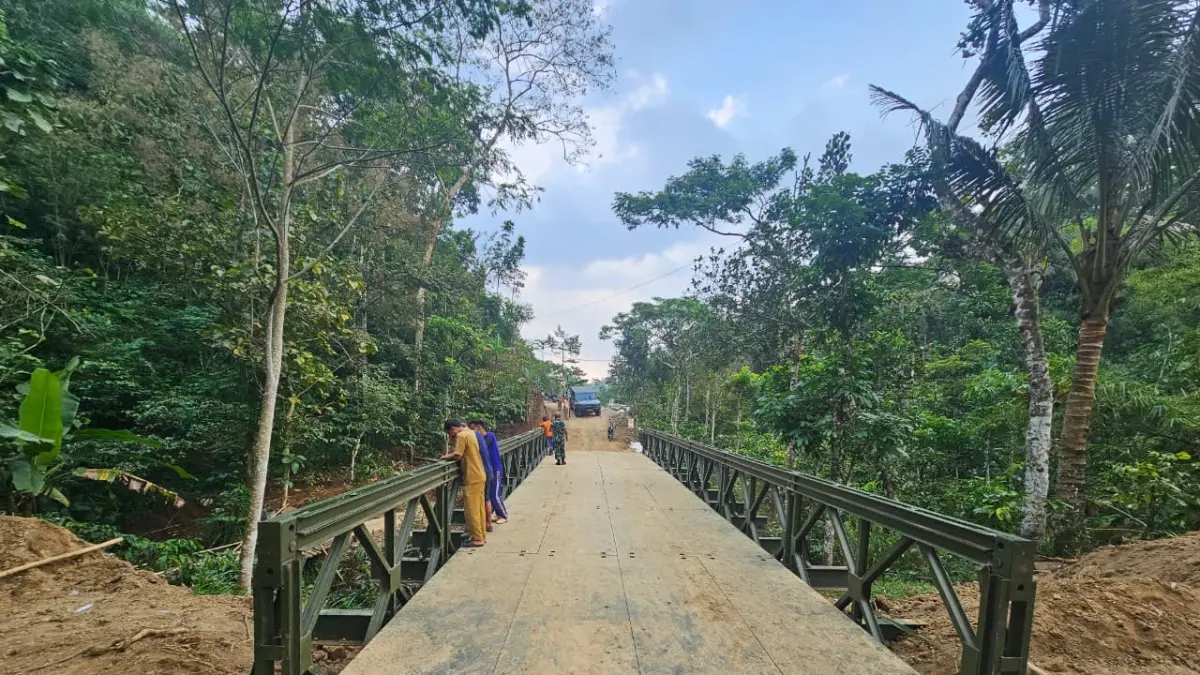 Jembatan bailey di Plosogaden, Candiroto Temanggung mulai dimanfaatkan masyarakat untuk beraktivitas. (Istimewa)