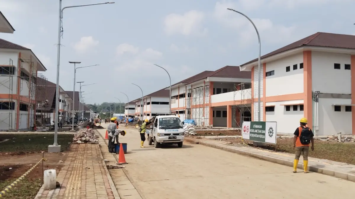 Pembangunan fisik Sekolah Rakyat (SR) yang berlokasi di Kelurahan Rowosari, Kecamatan Tembalang, Kota Semarang, terus dikebut. (ADENNYAR WYCAKSONO/JAWA POS RADAR MAGELANG)