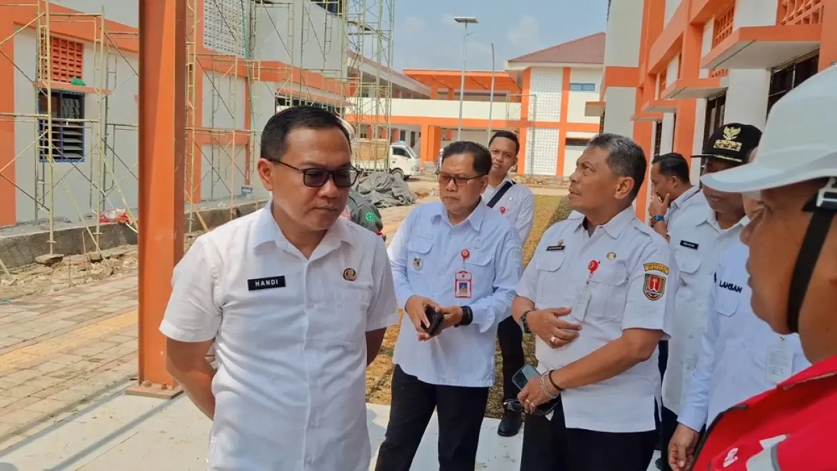 Sekretaris Daerah (Sekda) Kota Semarang Handi Priyanto (kiri)saat mengecek progres pembangunan Sekolah Rakyat di Rowosari, Tembalang, Kota Semarang. (ADENNYAR WYCAKSONO/JAWA POS RADAR MAGELANG)