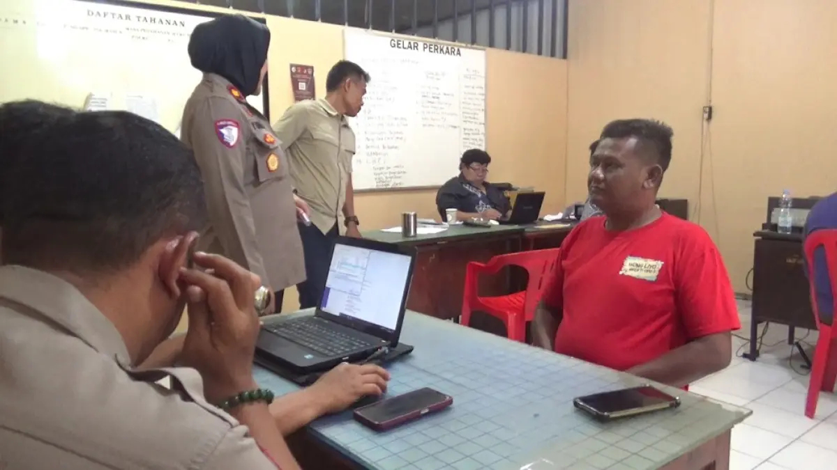 W, 40, warga Medoho, Kecamatan Gayamsari, Kota Semarang diamankan Polsek Gayamsari setelah membuang dan melempar seekor kucing dari atas Jembatan Kartini hingga viral di media sosial.
