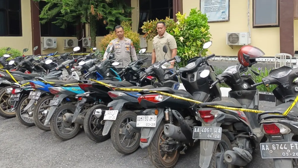Wakasat Reskrim Polresta Magelang AKP Toyib Riyanto bersama PS Kasi Humas Ipda Adi Lilik Purbianto menunjukkan 18 unit sepeda motor yang diamankan dari arena judi sabung ayam. (ROFIK SYARIF/ JAWA POS RADAR MAGELANG)
