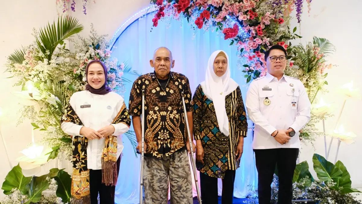 Wali Kota Magelang Damar Prasetyono dan istrinya, Nanik Yunianti berfoto bersama dengan pasangan isbat nikah, Buyung Arif Hidayat dan Nyoman Armini, Rabu (24/6/2026). (PUPUT PUSPITASARI/JAWA POS RADAR MAGELANG)