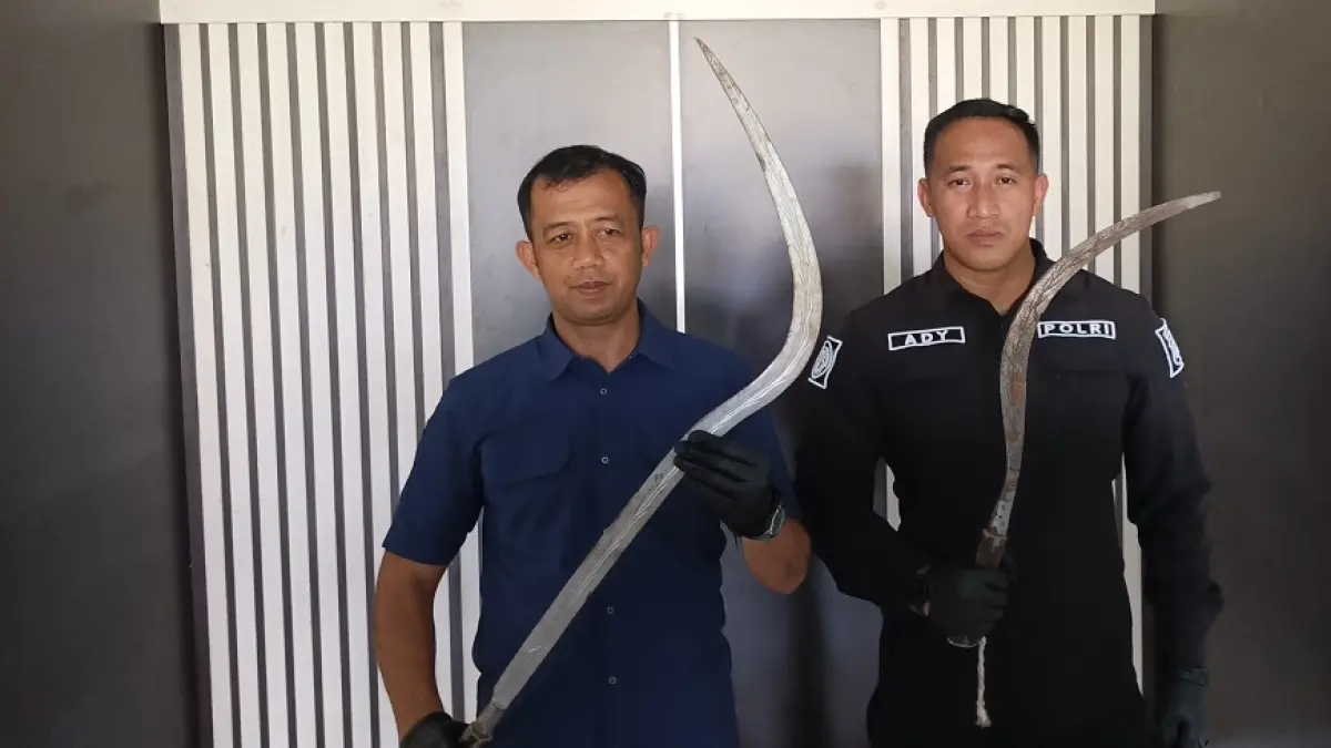 Dua sajam yang digunakan untuk berkelahi oleh remaja asal Dukun dengan tujuan mengetes ilmu kebal. (ROFIK SYARIF/ JAWA POS RADAR MAGELANG)