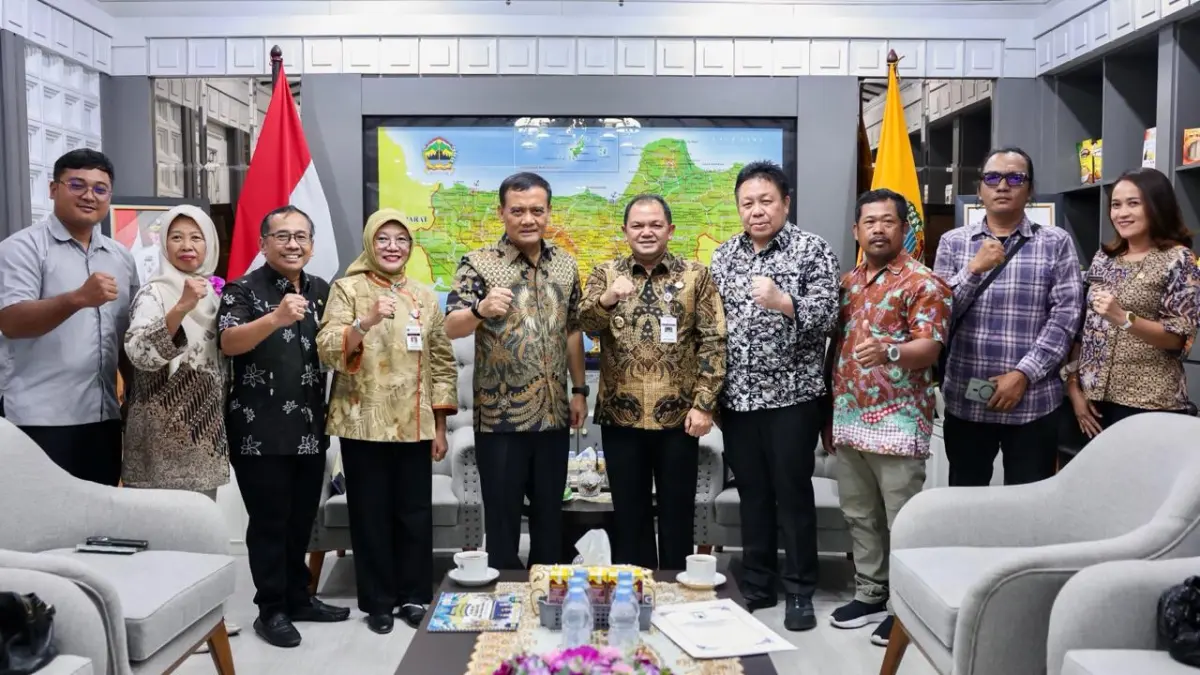 Gubernur Ahmad Luthfi menerima audiensi Bupati Semarang, Ngesti Nugraha, dan Ketua DPRD Kota Salatiga, Dance Ishak Palit, di Kantor Gubernur Jawa Tengah, Kamis (25/6/2026) terkait pengembangan wisata air Rawa Pening. (Istimewa)