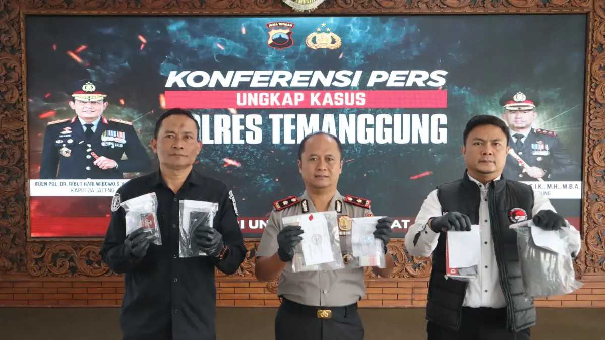 Jajaran Polres Temanggung menunjukkan barang bukti narkoba yang disita dari warga Bulu. (Istimewa)