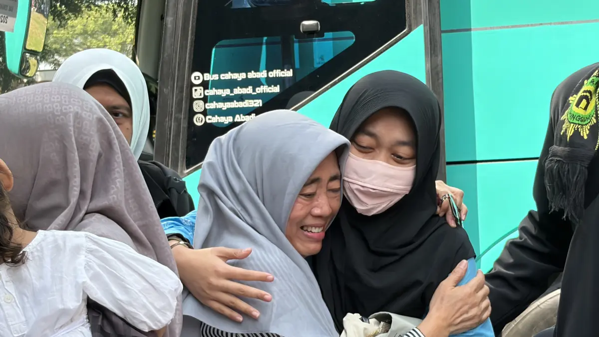 Jamaah haji asal Temanggung disambut keluarga saat tiba di Pendopo Pengayoman, Kamis (25/6/2026). (Devi Khofifatur Rizqi/Jawa Pos Radar Magelang).