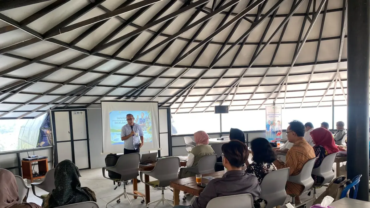 Kepala BPJS Ketenagakerjaan Magelang Verry K. Boekan berdiskusi dengan agen PERISAI, di UFO Menoreh Magelang, Rabu (24/6/2026).