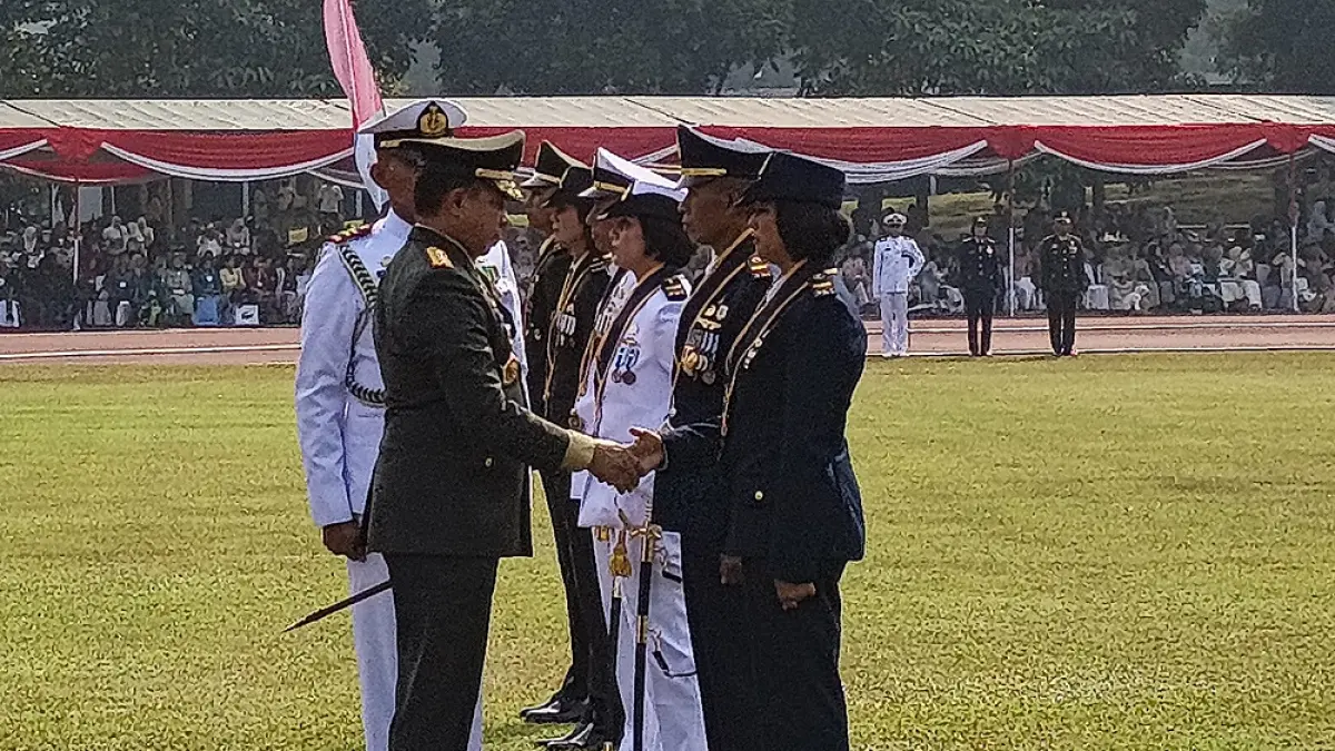 Panglima TNI Jenderal TNI Agus Subiyanto mengambil sumpah perwakilan perwira pada upacara Prasetya Perwira Diktukpa TNI Integratif, Kamis (25/6/2026). (ROFIK SYARIF/JAWA POS RADAR MAGELANG)