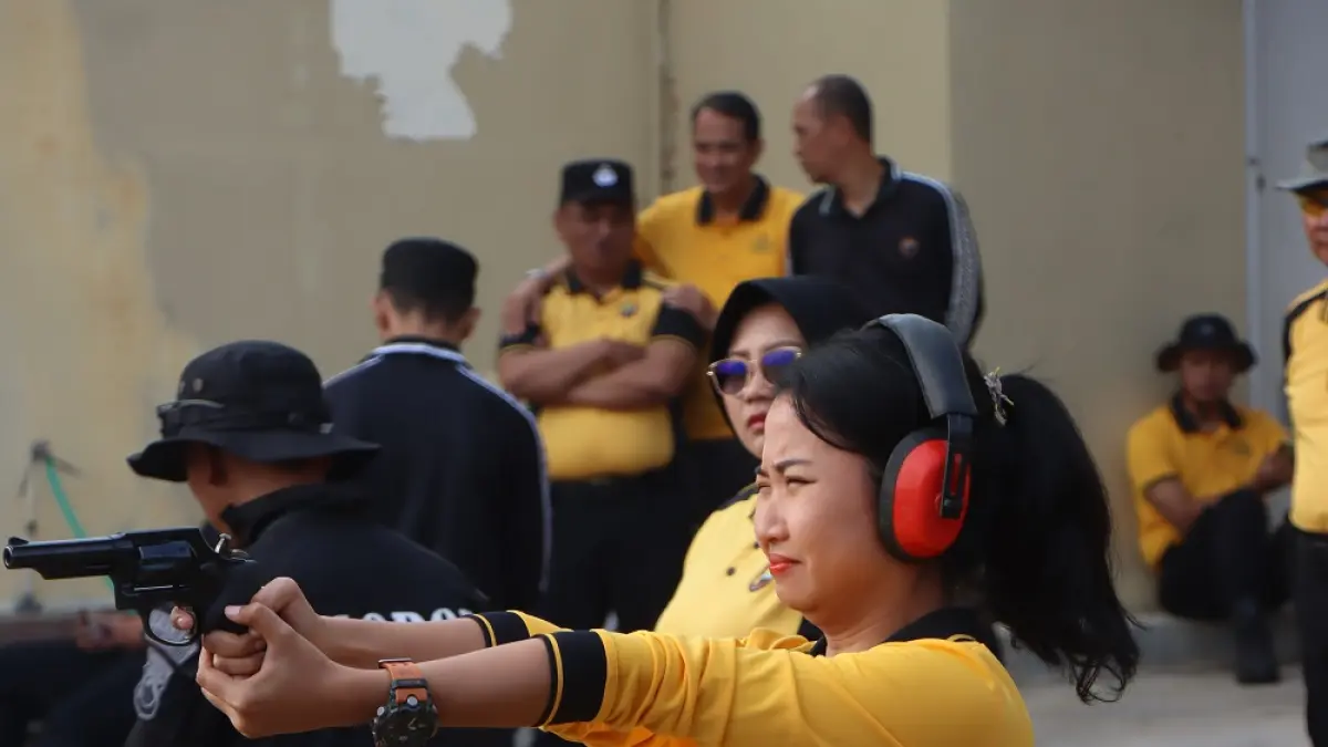 Salah satu peserta lomba menembak yang digelar Polres Magelang Kota di Lapangan Tembak Iptu Anumerta Tito Yudha Dharma, Kecamatan Bandongan, Kamis (25/6/2026). (ROFIK SYARIF/ JAWAPOS RADAR MAGELANG)