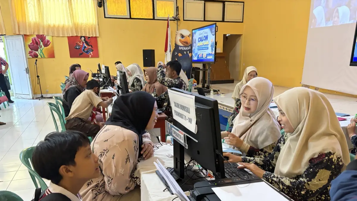 Siswa melakukan daftar ulang di sekolah jenjang SMP di Temanggung pada Jumat (26/6/2026). (Devi Khofifatur Rizqi/Jawa Pos Radar Magelang)