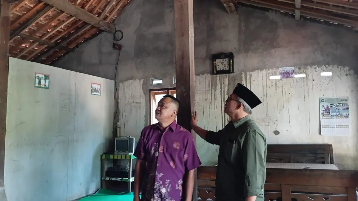 Anggota Komisi VIII DPR RI Fraksi PDI Perjuangan Wibowo Prasetyo saat meninjau langsung pelaksanaan Program Rumah Sejahtera Terpadu (RST) di Desa Bringin, Kecamatan Bayan, Kabupaten Purworejo, Jumat (26/6/2026)