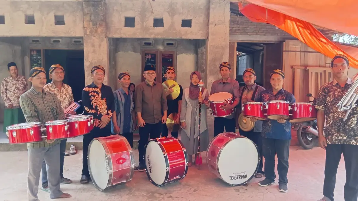 Anggota Komisi VIII DPR RI Fraksi PDI Perjuangan Wibowo Prasetyo bersama Kelompok Seni Satria Nusantara Desa Kiyangkongrejo, Kecamatan Bayan, Kabupaten Purworejo yang menerima bantuan peralatan drum band menjadi penyemangat baru bagi para pemuda desa.