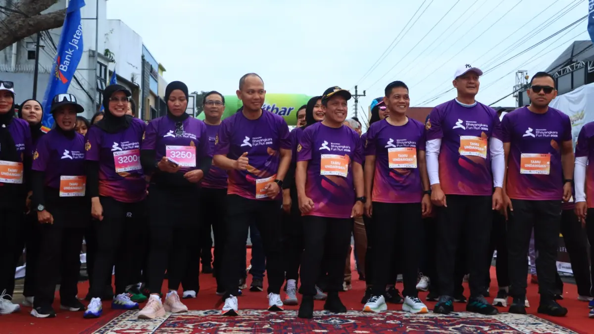 Forkomimda Wonosobo mengikuti Bhayangkara Fun Run 2026 menempuh rute 5 km di kawasan kota Wonosobo, Minggu (28/6/2026). (Istimewa)