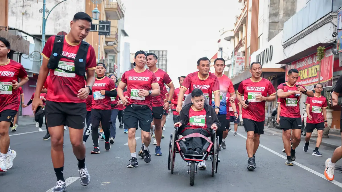 Gubernur Jawa Tengah, Ahmad Luthfi, berlari di ajang Soekarno Run 2026 di Solo bersama puteranya, Mohammad Alif Daffa, Minggub(28/6/2036). (Istimewa)