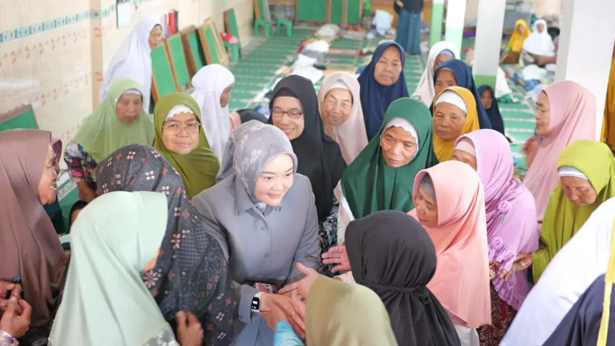 Jamaah lansia yang mengikuti suluk Suro di Ponpes Thariqah Qadiriyah wa Naqsyabandiyah (TQN) Mujahidin, bertemu Panca Dewi istri bupati yang juga anggota DPRD setempat. (Istimewa)