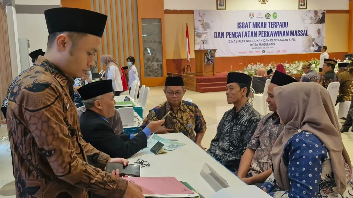 Sebanyak 17 pasangan meresmikan pernikahan melalui program isbat nikah terpadu dan pencatatan perkawinan massal. (Puput Puspitasari/Jawa Pos Radar Magelang)
