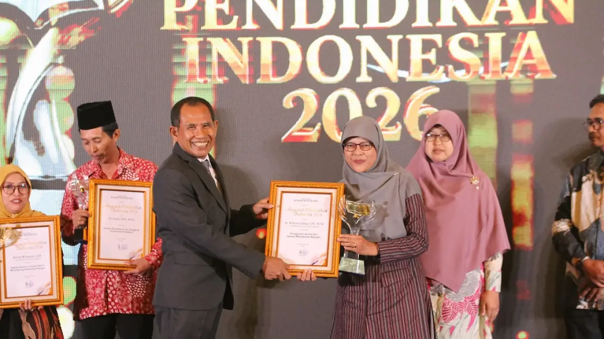 Widyawati Palupi menerima piala penghargaan Anugerah Pendidikan Indonesia dari Direktur Jawa Pos Radar Semarang H. Baehaqi di Hotel Quest Simpang Lima Semarang, Jumat (22/5/2026). (BASKORO SEPTIADI/JAWA POS RADAR SEMARANG))