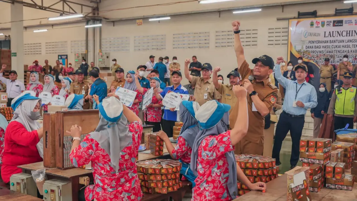 Gubernur Ahmad Luthfi berdialog dengan pekerja PT Djarum Brak Karangbener Kudus, usai menyerahkan secara simbolis BLT DBHCHT kepada pekerja pabrik setempat, Senin (29/6/2026). (Istimewa)