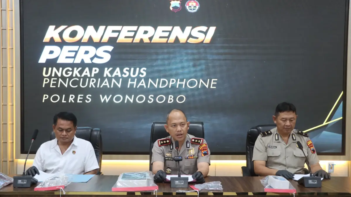Kapolres Wonosobo bersama jajaran memaparkan penangkapan pencuri rumah warga Jaraksari, Senin (29/6/2026). (Istimewa)


