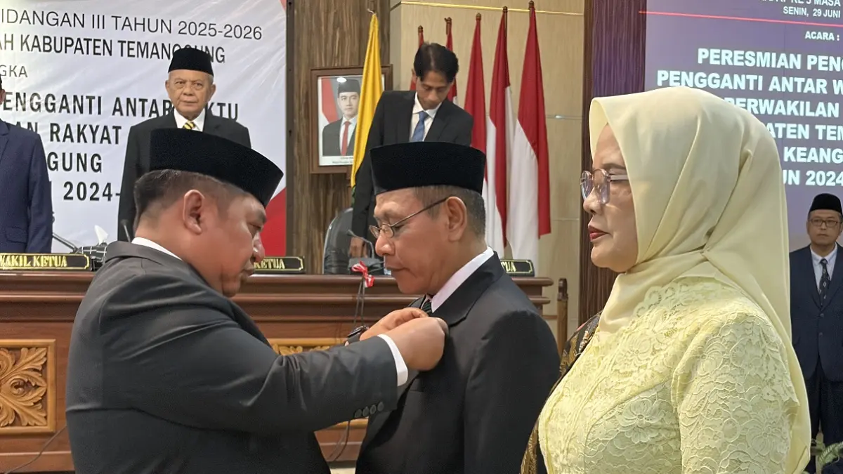 Ketua DPRD Kabupaten Temanggung Yunianto menyematkan lencana kepada Siyamin dan Suryani dalam pelantikan PAW Senin (29/6/2026). (Devi Khofifatur Rizqi/Jawa Pos Radar Magelang)