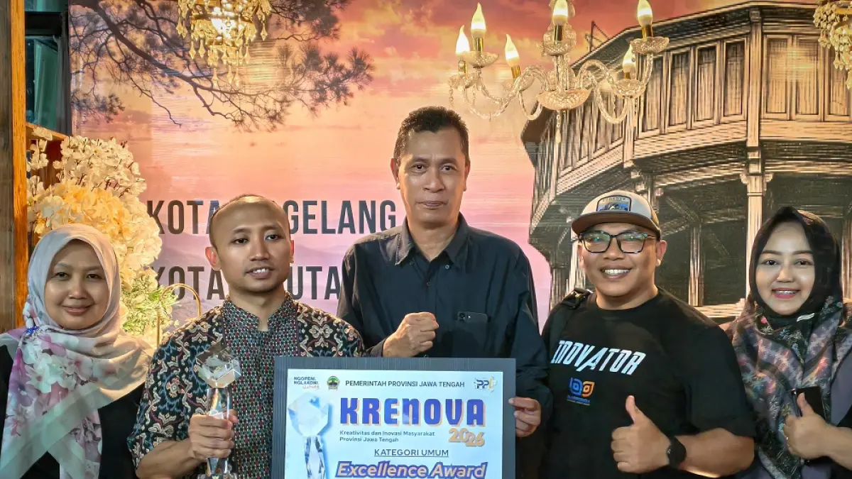 Priya Bagus Sasikoro memegang piala berfoto bersama Asisten Perekonomian dan Pembangunan Setda Kota Magelang Chrisatrya&nbsp;Yonas Nusantrawan Bolla, Jumat (26/6/2026).