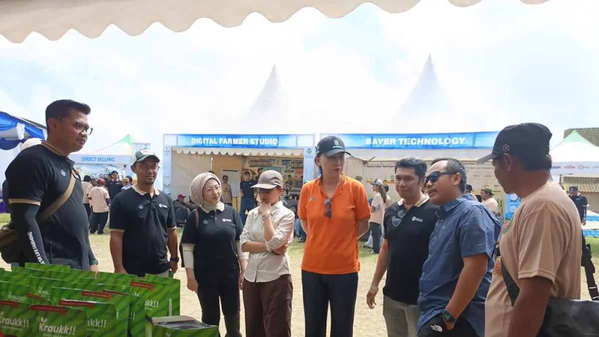 Tim Bayer Indonesia diajak melihat hasil olahan keripik sawi dari kelompok tani dari KWT Sehati di Desa Sumberejo, Ngablak, Kabupaten Magelang. (ROFIK SYARIF/ JAWA POS RADAR MAGELANG)