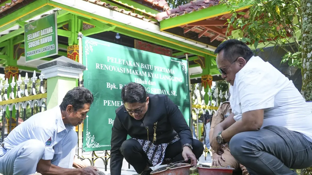 Wali Kota Magelang Damar Prasetyono saat peletakan batu pertama renovasi Makam Kiai Langgeng.