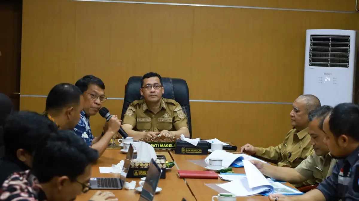 Bupati Magelang Grengseng Pamuji memimpin rakor mitigasi kerusakan jalur material pembangunan jalan tol Jogja-Bawen bersama Jasa Marga. (ROFIK SYARIF/ JAWA POS RADAR MAGELANG)